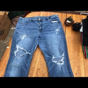 DISTRESSED AEO JEANS SIZE 20